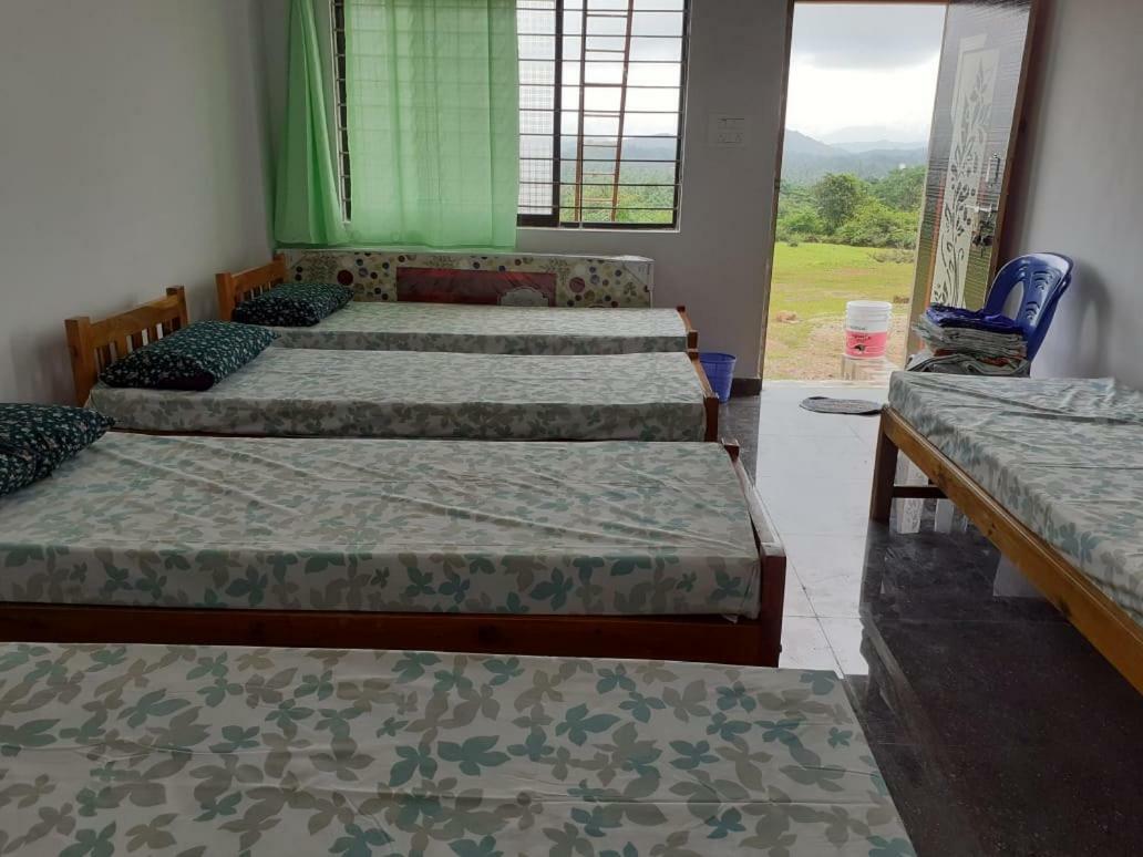 M G Cottage & Dormitory Gokarna  Bagian luar foto